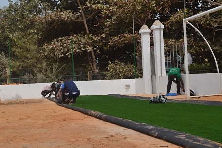 Football: La pose du gazon synthétique au terrain du Jardin Adanson commencée. Le stade sera bientôt livré