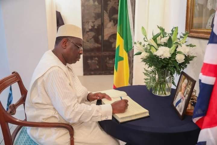 Décès de la reine Elisabeth II : Macky Sall s’est rendu à l’ambassade du Royaume-Uni pour présenter ses condoléances