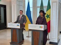 Le chef de la diplomatie ukrainienne commence sa tournée africaine au Sénégal