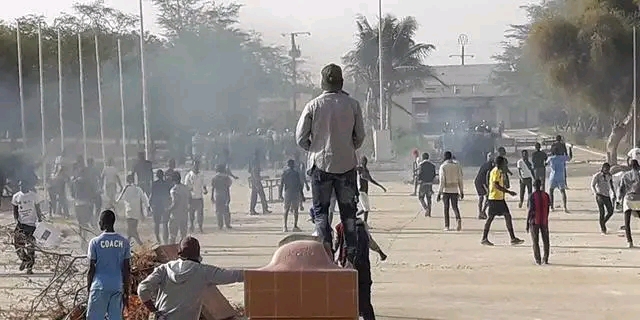 UGB : De violents affrontements entre gendarmes et étudiants à cause de la non orientation de 4000 bacheliers