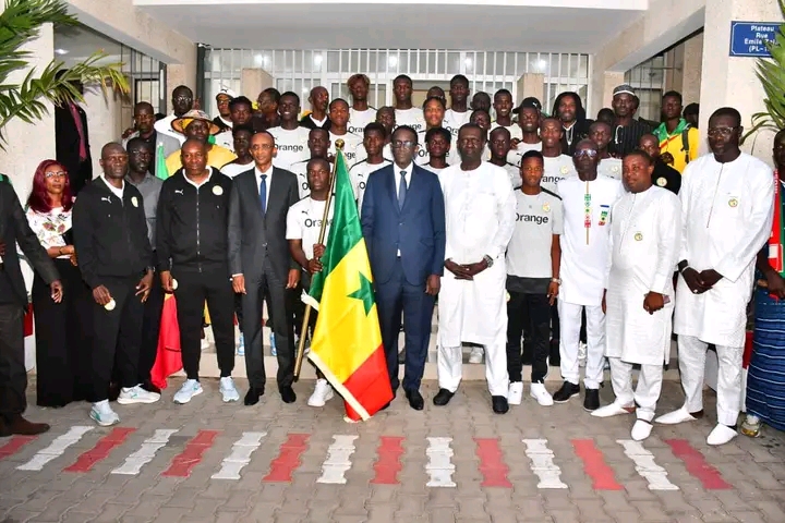 Mondial U20 : Le ministre des sports a remis le drapeau national aux Lionceaux