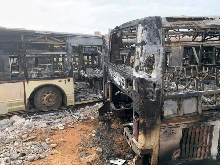 Manifestations : Plus d’une vingtaine de bus de DDD brûlés à Keur Massar