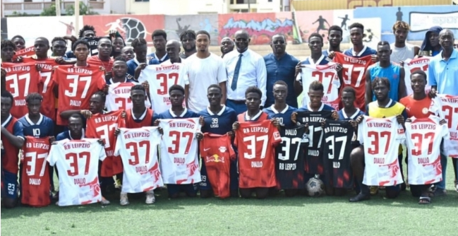 Le champion d’Afrique Abdou Diallo en visite au centre d’entraînement de l’US Gorée