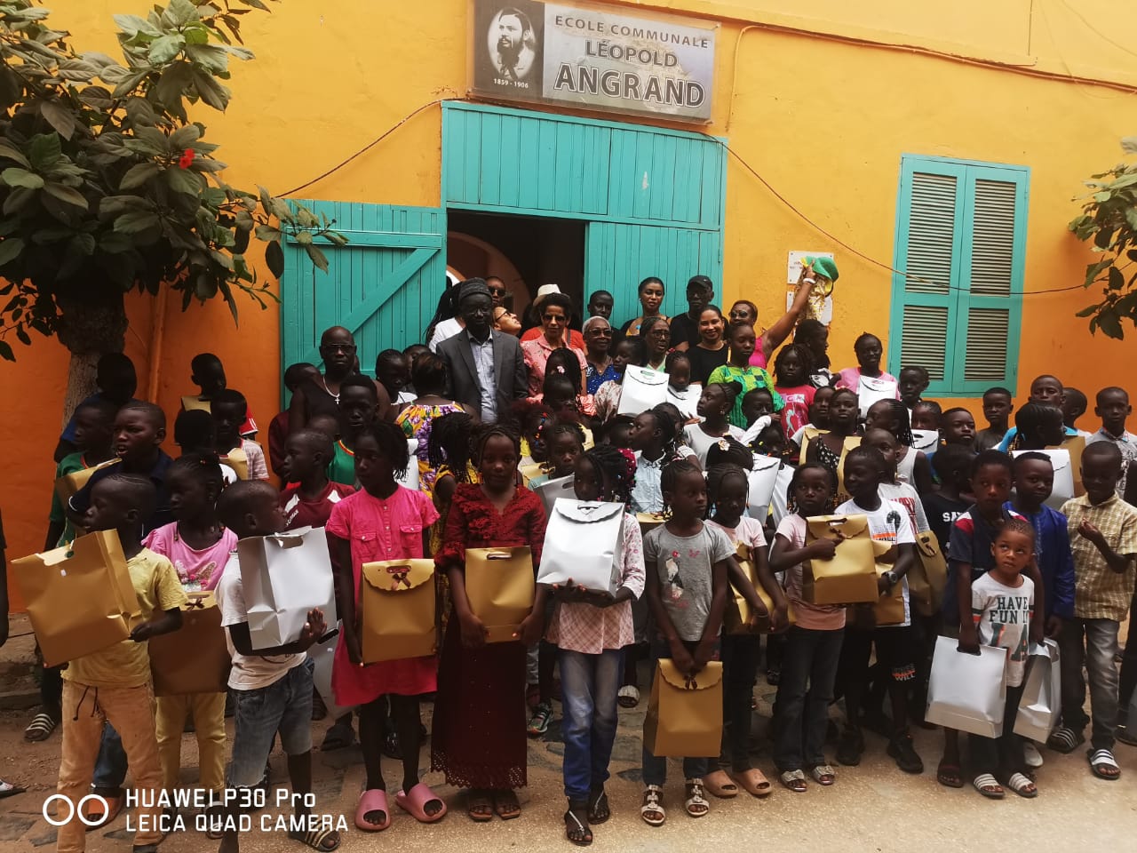 Île de Gorée : Cérémonie de remise de cadeaux aux élèves de l’école primaire par les arrières petits enfants de Léopold ANGRAND