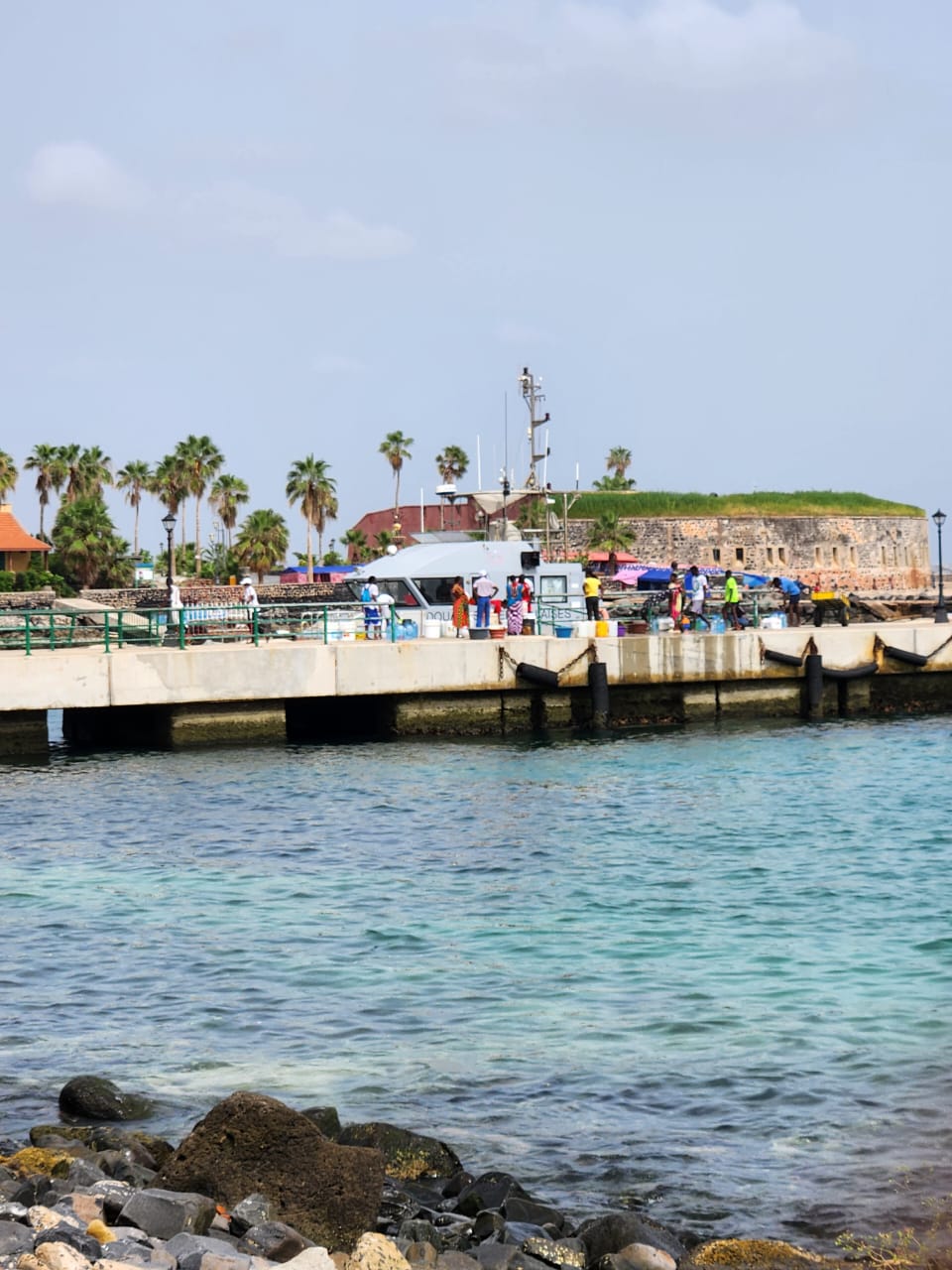 Île de Gorée : Un Navire de la Marine sénégalaise approvisionne les insulaires en eau