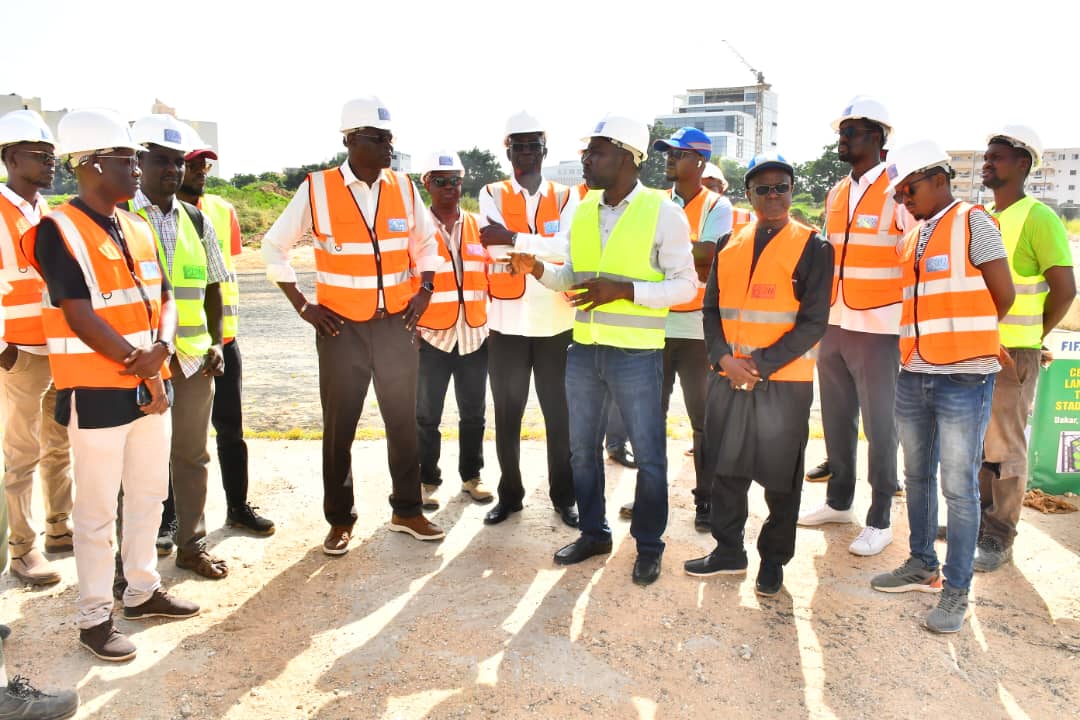 Le Président de la FSF, Me Augustin Senghor en visite au chantier du stade Demba Diop de Dakar