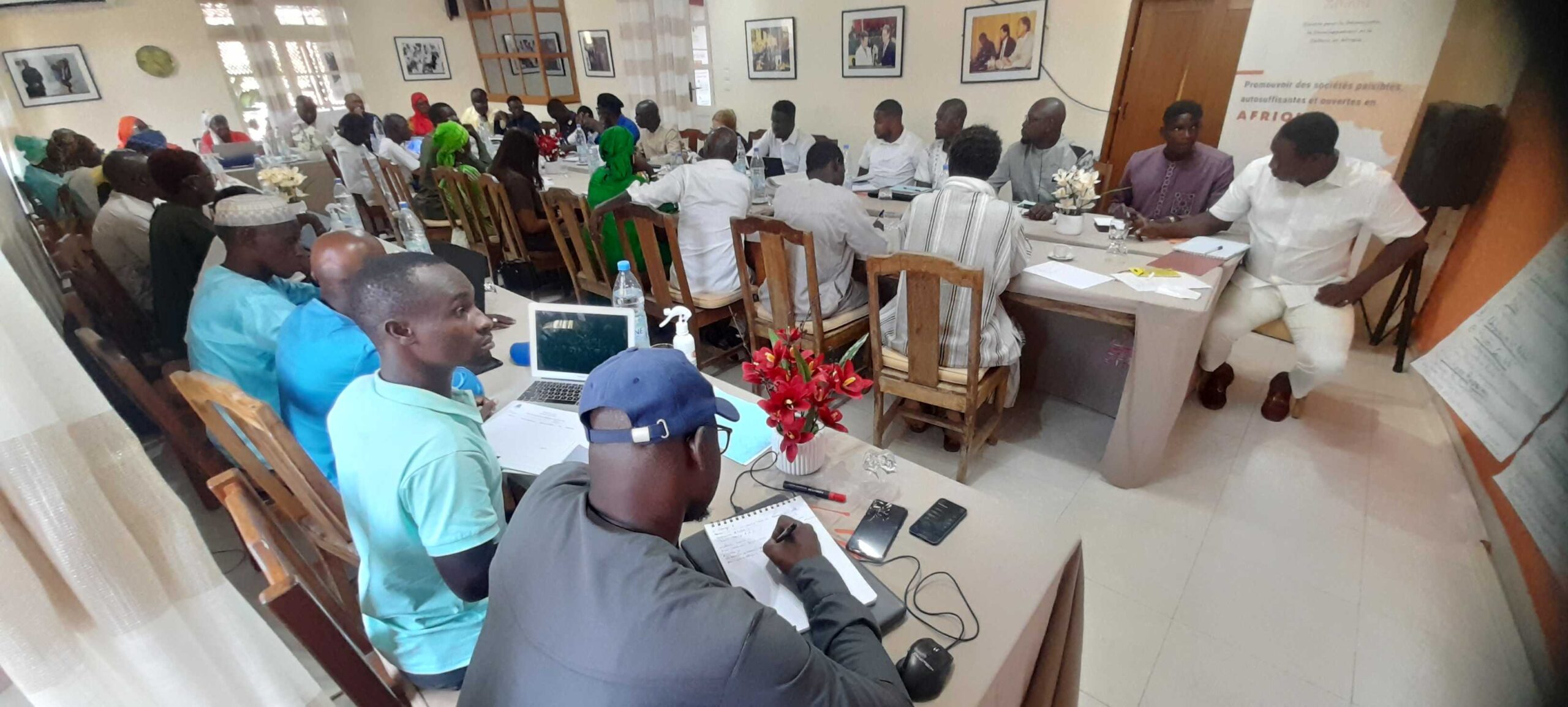 Séance de travaux au premier jour du séminaire a Gorée Institute