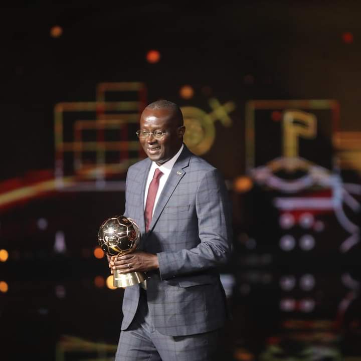 CAF Awards 2023 :Le Pdt de la FSF, Me Augustin Senghor tout heureux de tenir le trophée de Lamine Camara