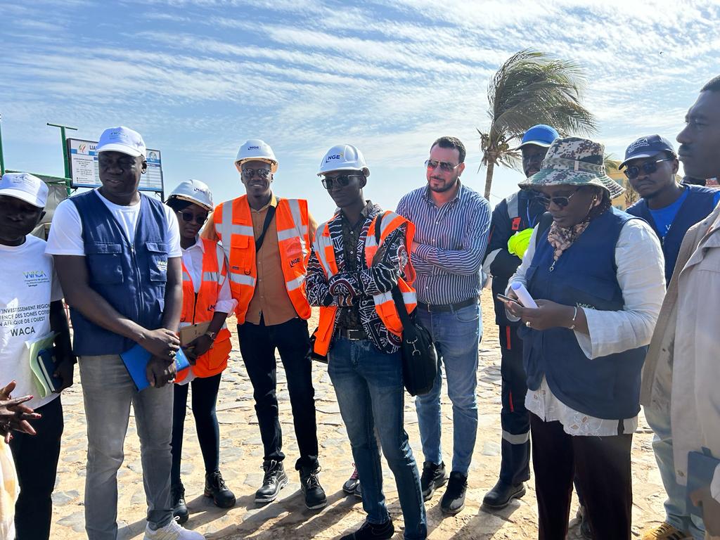 Visite de terrain d’une délégation de WACA et des entreprises retenues pour les travaux de protection de l’île contre l’érosion marine