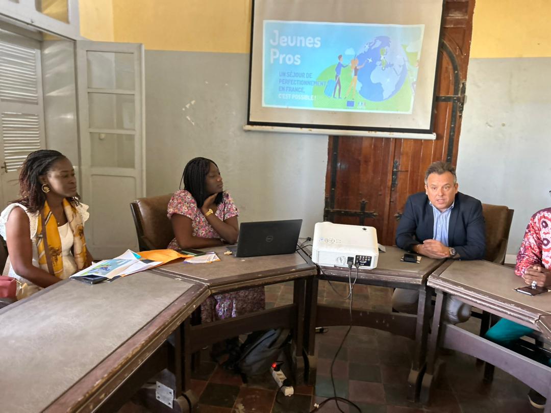 Le Directeur de l’OFII et sa délégation ont présenté le programme « Jeunes Professionnels » aux jeunes de Gorée