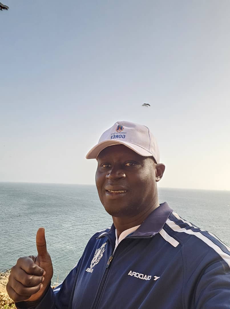 Le Maire de l’île de Gorée, Me Augustin Senghor en pleine Méditation dans les sentiers naturels du Castel