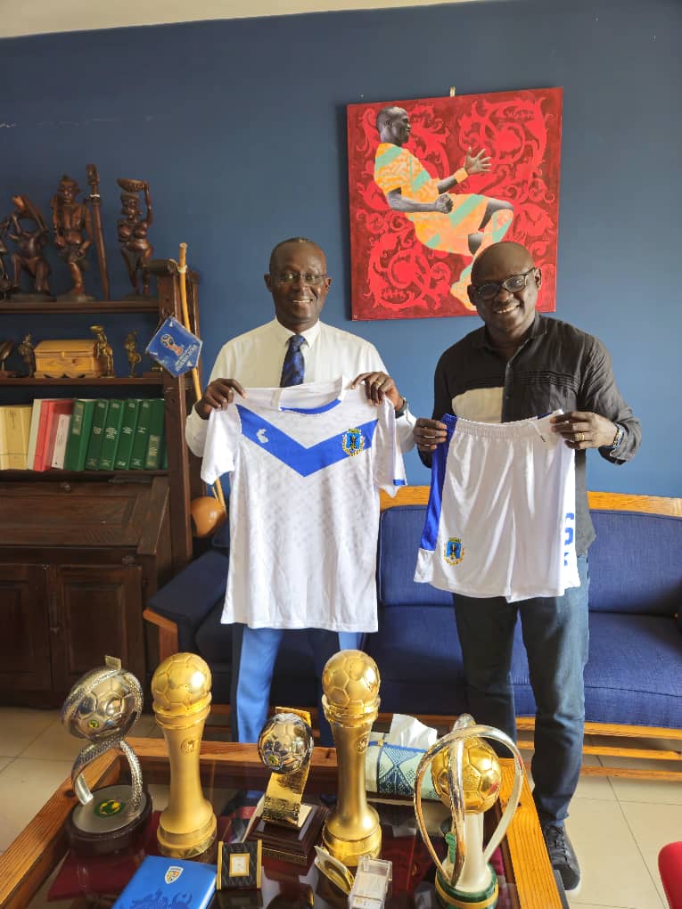 US Gorée : Léopold Germain Senghor offre un jeu d’équipements à son club