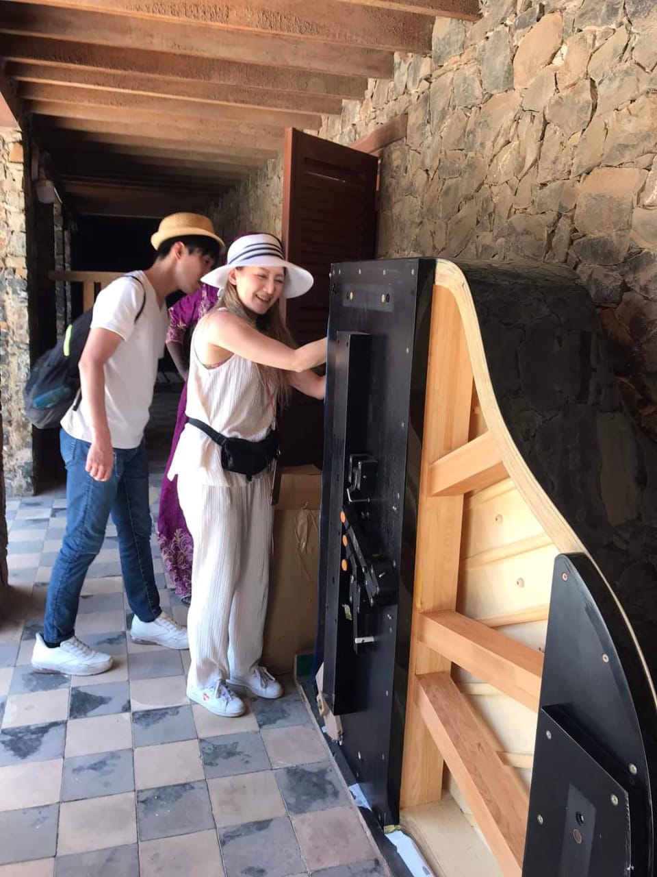 L’Association Japonaise de Soutien à l’Avenir offre un magnifique piano à la Commune de l’île de Gorée