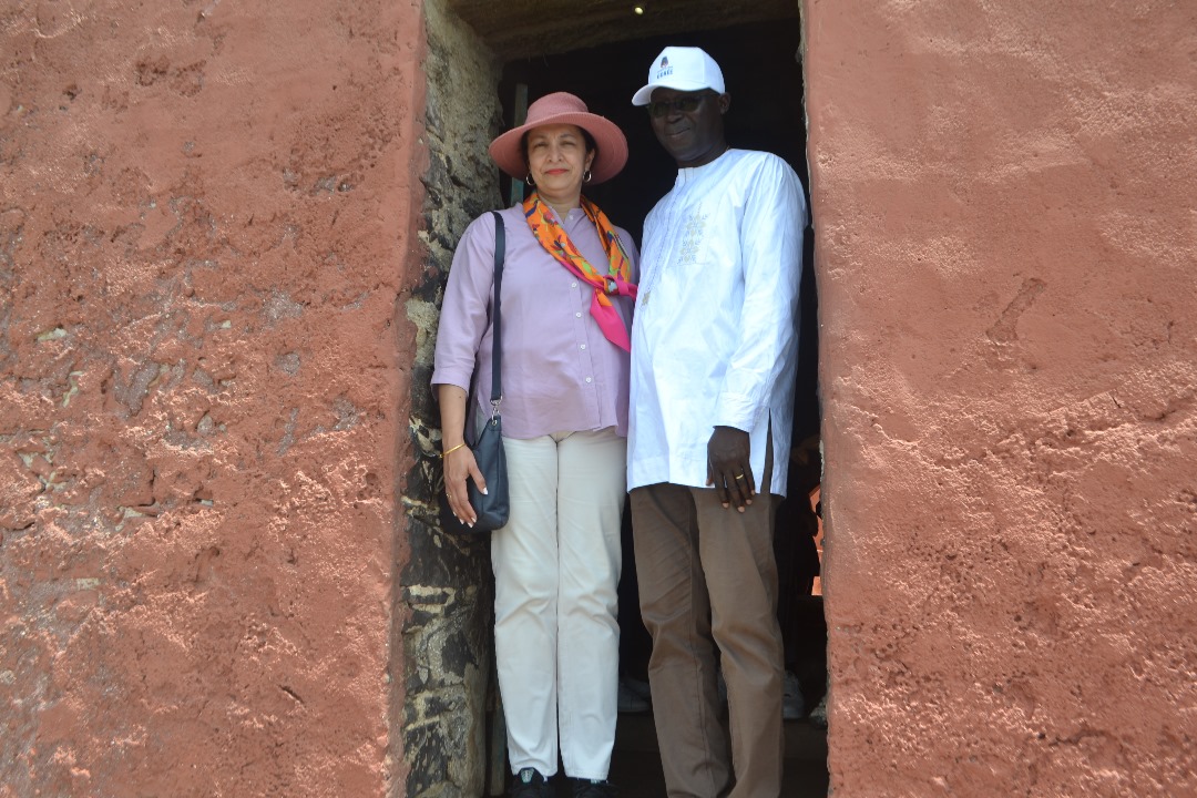 Île de Gorée : Visite de Mme Uzra Zeya, la Sous-Secrétaire d’État à la sécurité civile, à la démocratie et aux droits de l’homme des USA