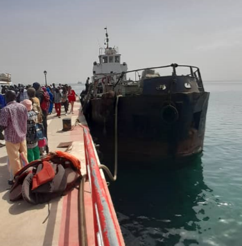 Arrêt sur images : Voici la barge à eau qui alimente l’île de Gorée