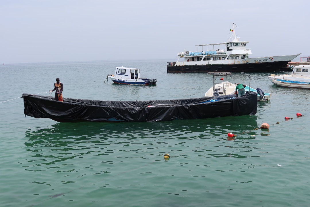 Île de Gorée : Arrivée de la pirogue en fibre de verre offert par CFAO