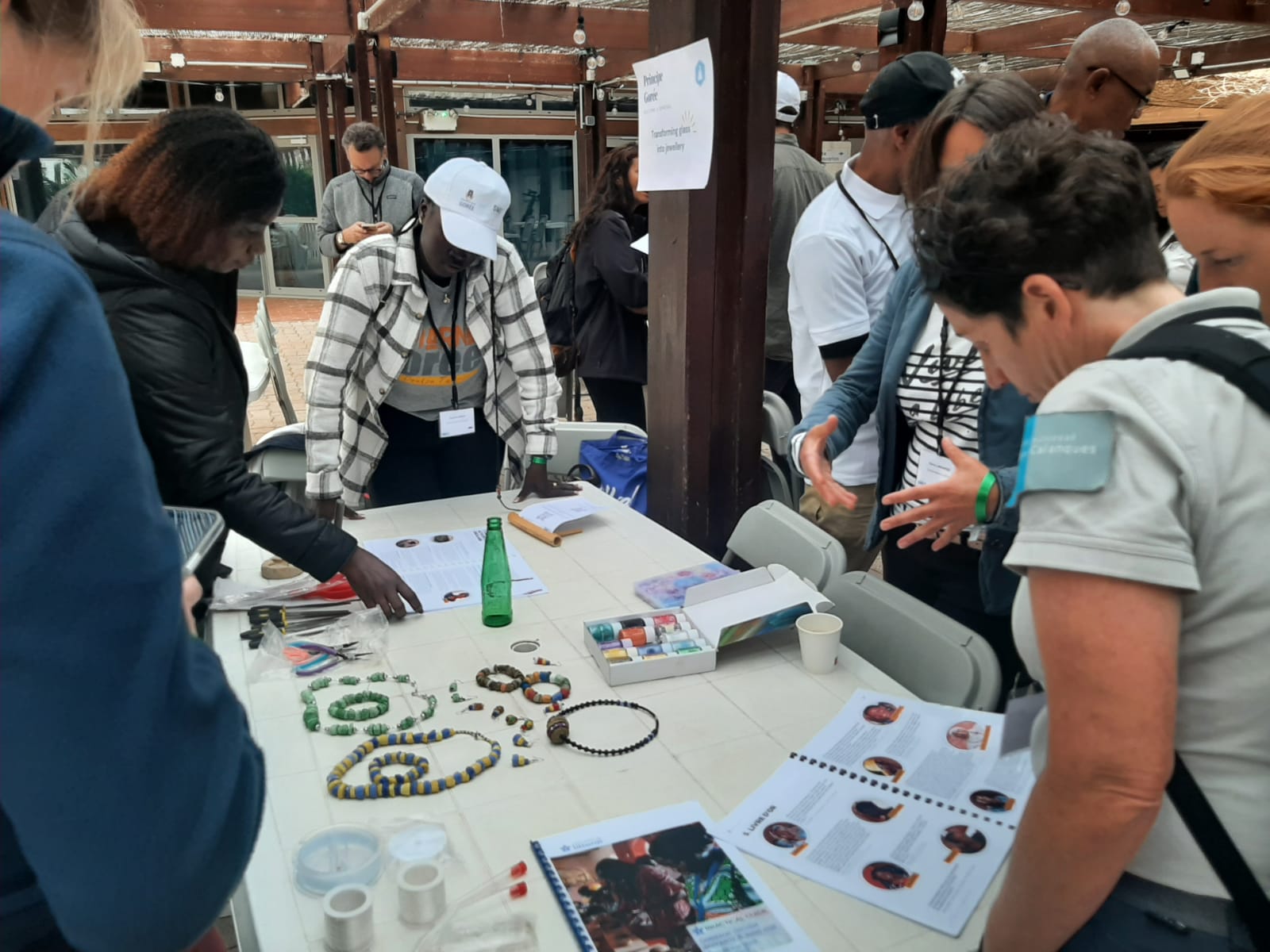 Forum des Îles à Frioul : Présentation du projet de transformation du verre en bijoux par les représentantes de la Commune de l’île de Gorée