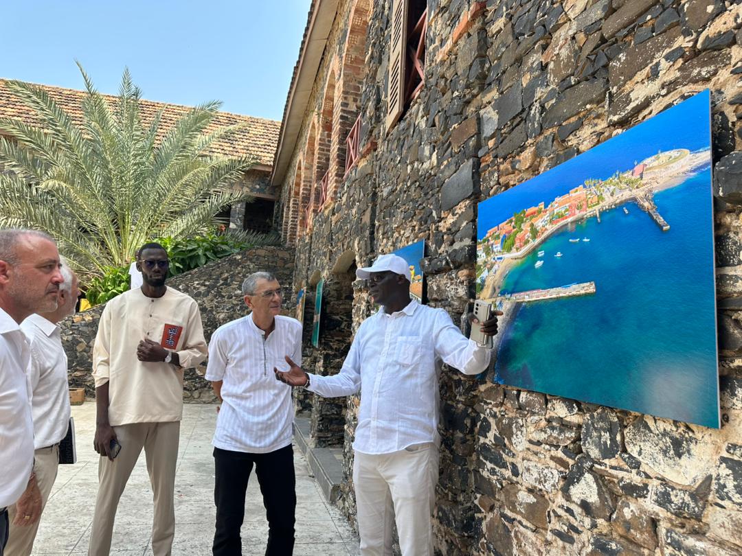 Une délégation de l’entreprise Eiffage à Gorée pour l’exposition de l’artiste Gorgui Boye