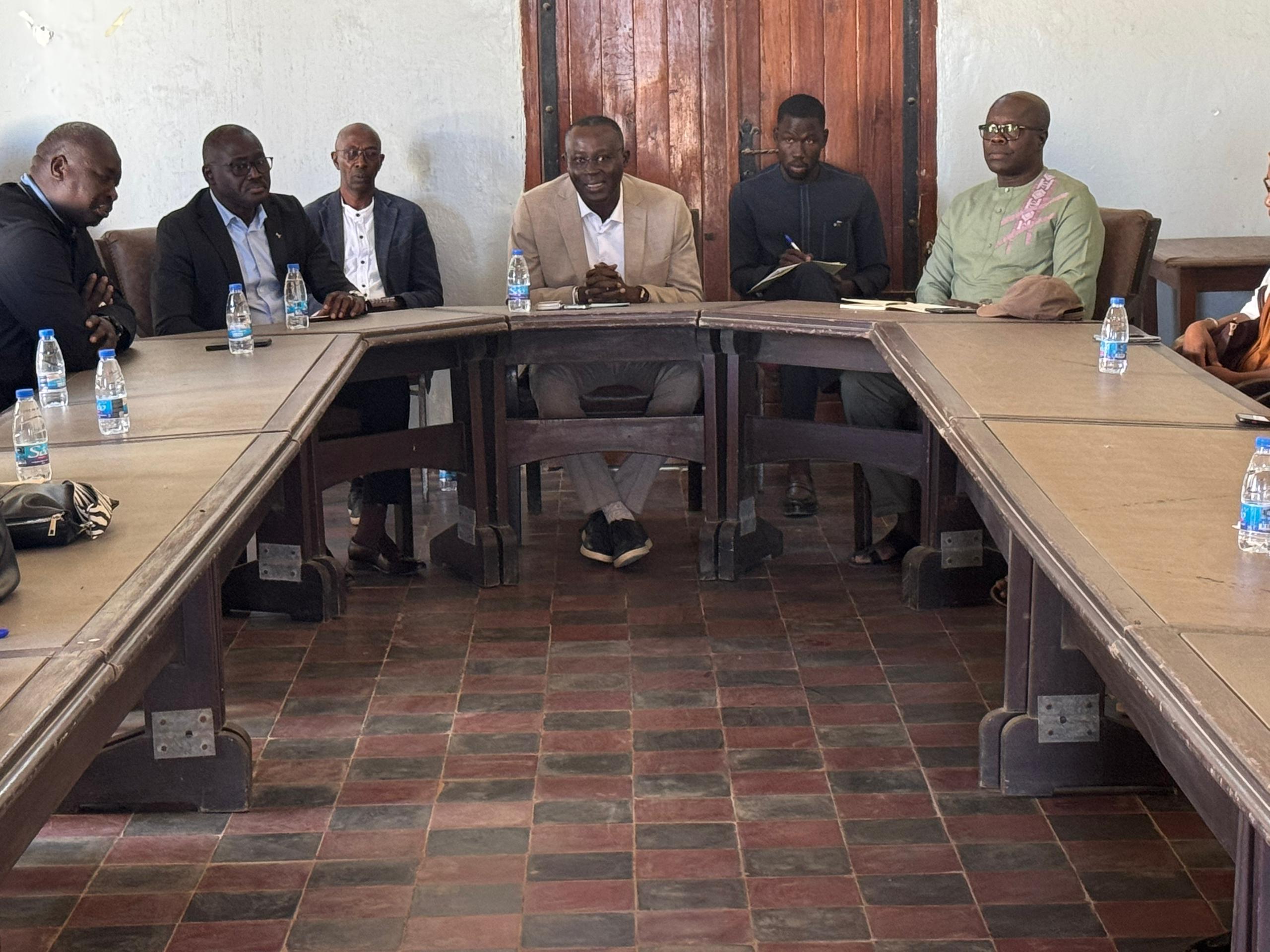 Visite du Commandant Boucar Faye, nouvel Administrateur de la liaison maritime Dakar-Gorée (LMDG) à la Mairie de Gorée